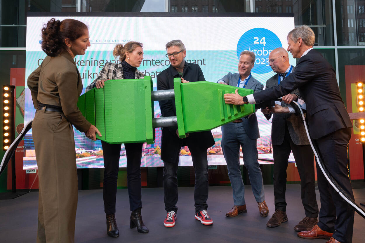 Directeur-Generaal Rijksvastgoedbedrijf Yvonne van der Brugge en Staatssecretaris Vivianne Heijnen nemen de Stadsbatterij in gebruik.