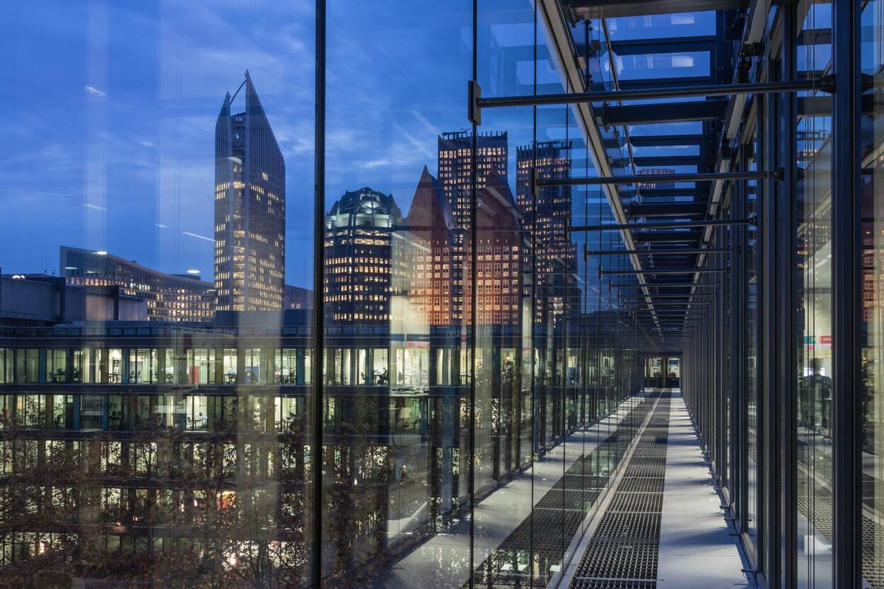 Korte Voorhout 7 met de skyline van Den Haag weerspiegeld