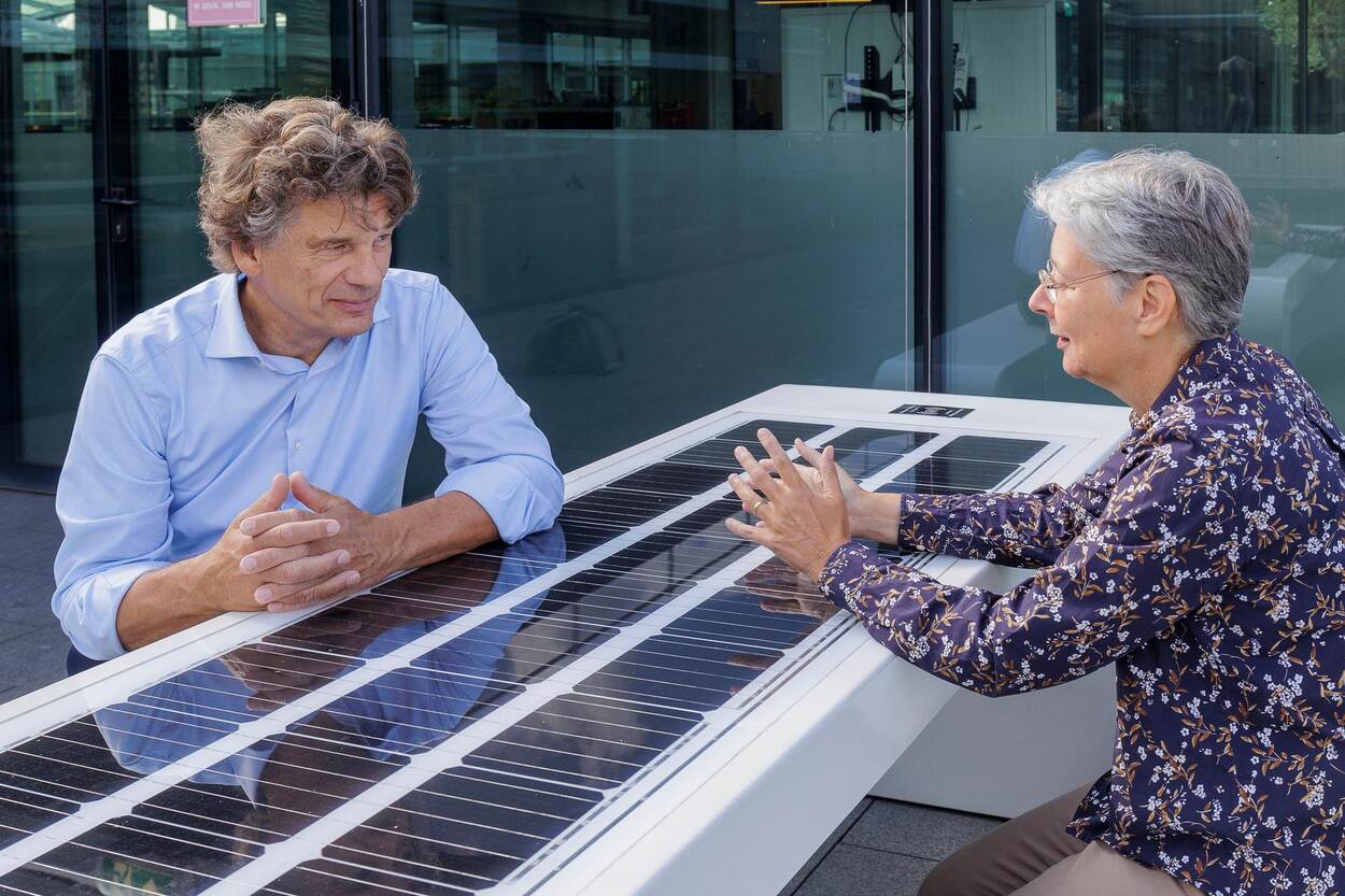 Annelies van Ewijk en Ferdi Licher in gesprek op de solar bench van ERDH
