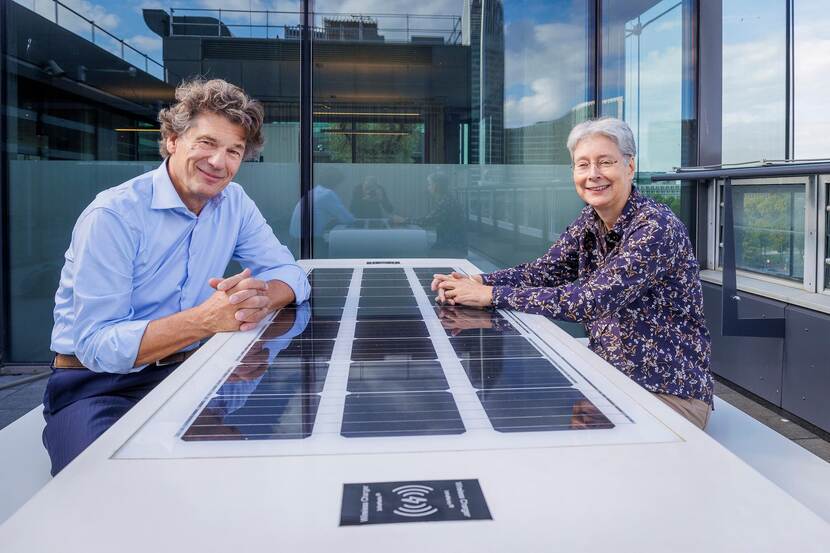 Annelies van Ewijk en Ferdi Licher op de solar bench van ERDH.