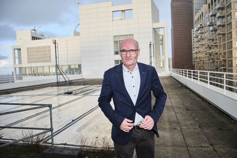 Rob Molle op het dak van Stadhuis Den Haag